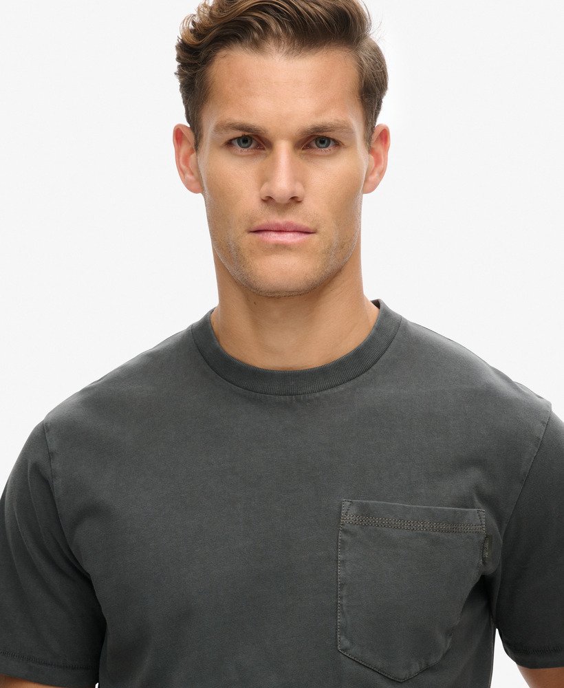t-shirt met contrasterende stiksels op de borstzak in gewassen zwart.