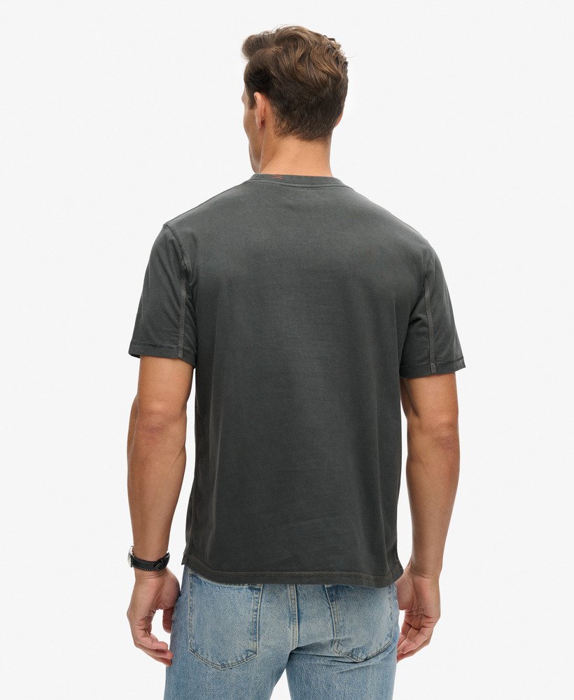 t-shirt met contrasterende stiksels op de borstzak in gewassen zwart.