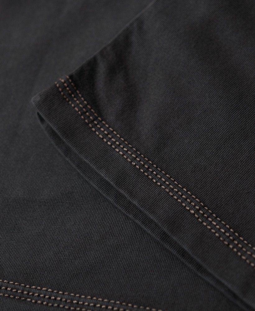 t-shirt met contrasterende stiksels op de borstzak in gewassen zwart.