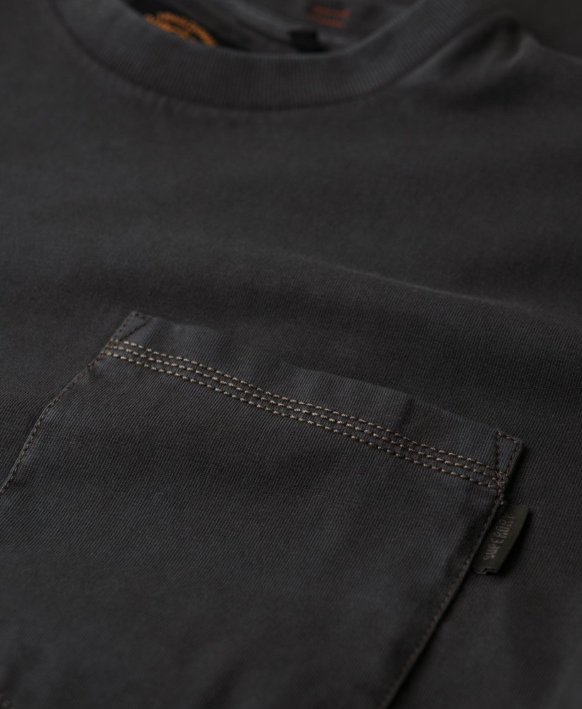 t-shirt met contrasterende stiksels op de borstzak in gewassen zwart.