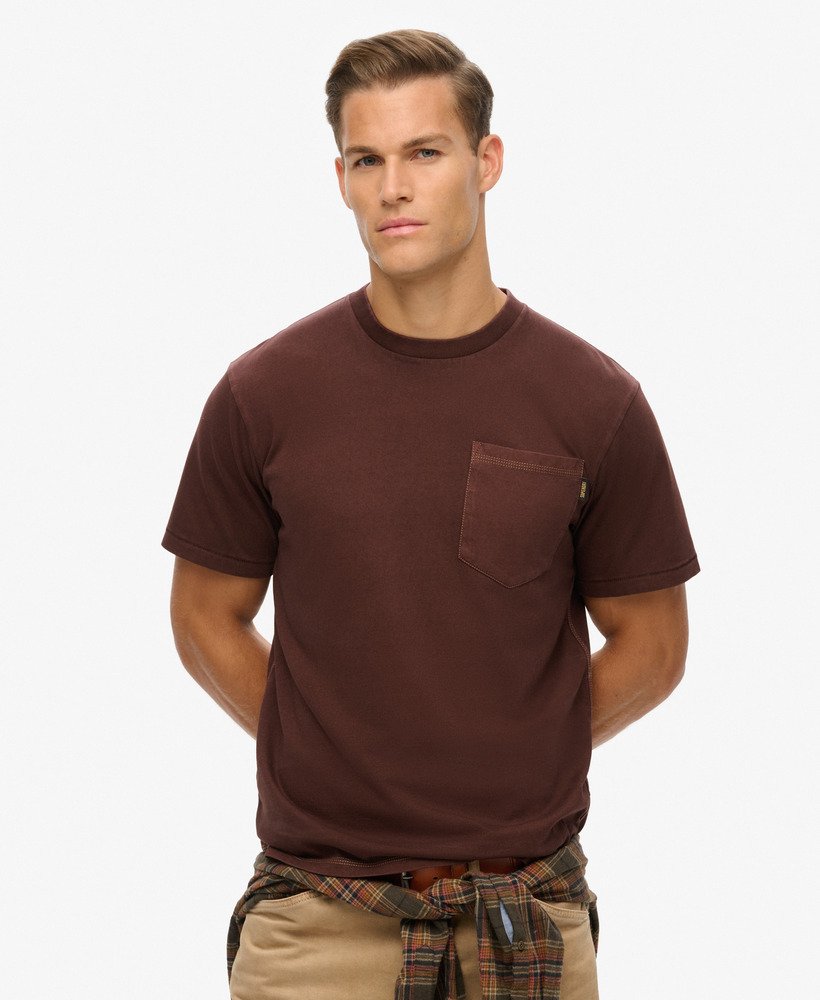 t-shirt met contrasterende stiksels op de borstzak in gewassen bruin.