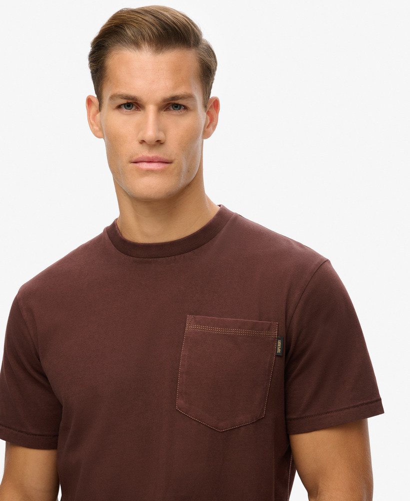 t-shirt met contrasterende stiksels op de borstzak in gewassen bruin.
