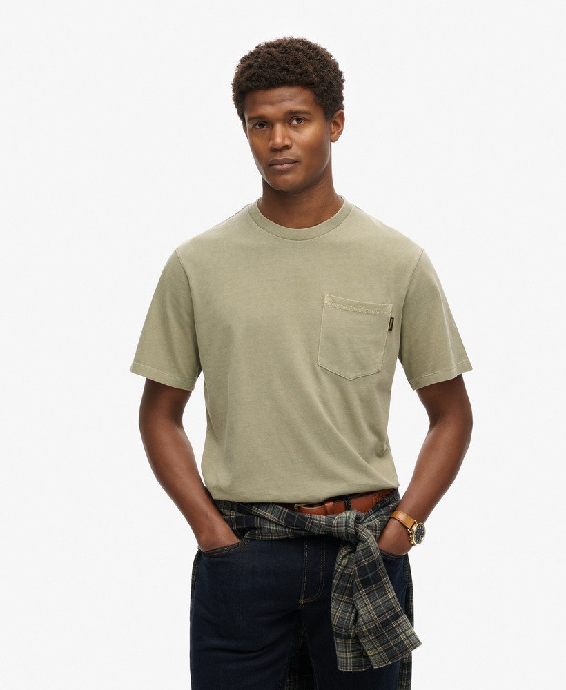 t-shirt met contrasterende stiksels op de borstzak in gewassen grijs.
