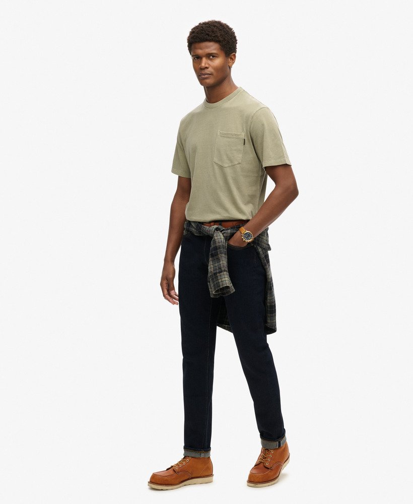 t-shirt met contrasterende stiksels op de borstzak in gewassen grijs.