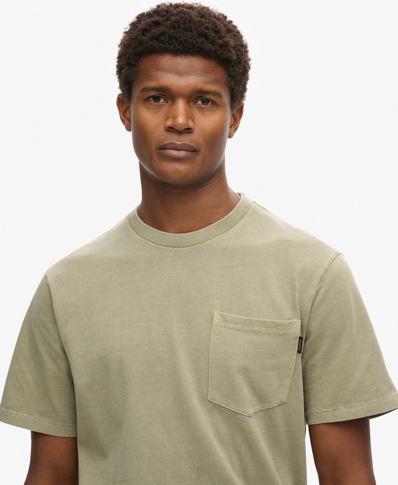 t-shirt met contrasterende stiksels op de borstzak in gewassen grijs.