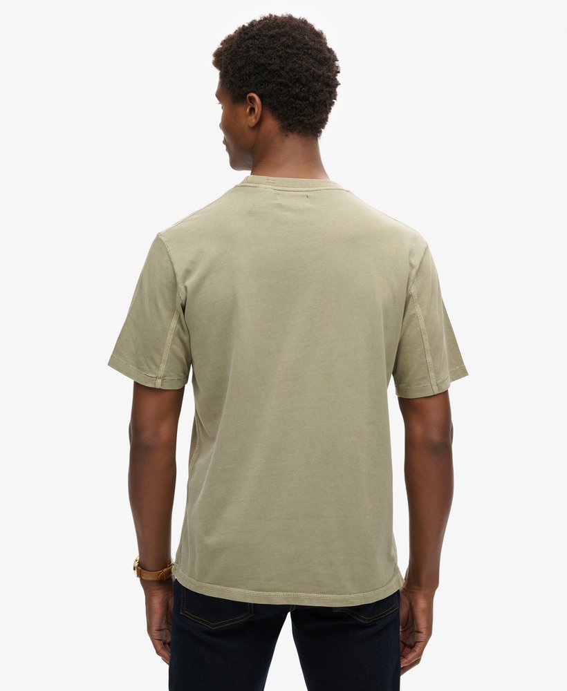 t-shirt met contrasterende stiksels op de borstzak in gewassen grijs.