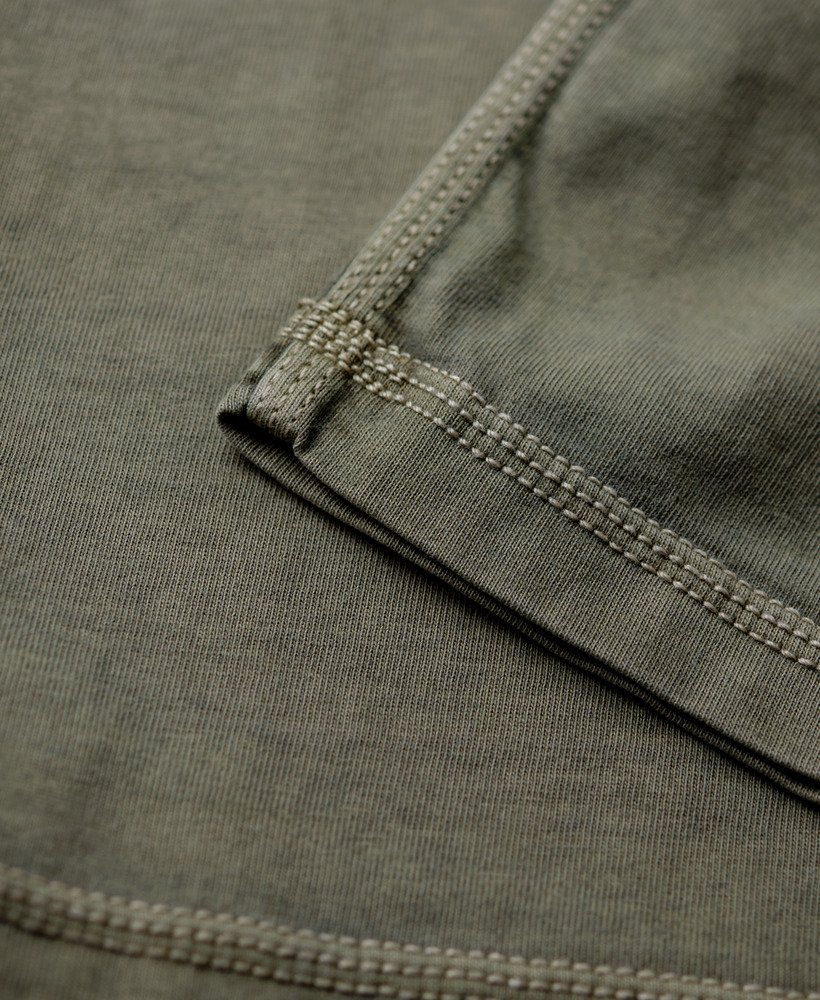 t-shirt met contrasterende stiksels op de borstzak in gewassen grijs.