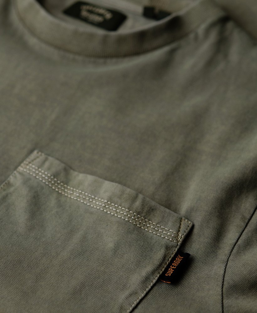 t-shirt met contrasterende stiksels op de borstzak in gewassen grijs.