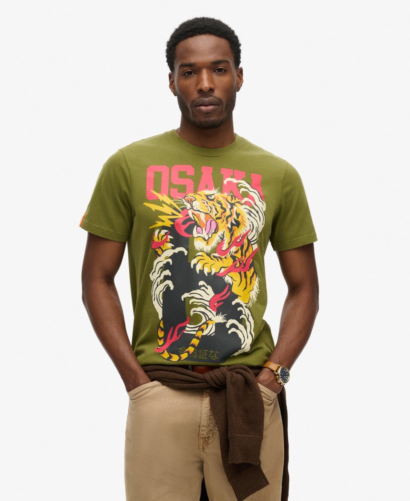 osaka 6 narrative t-shirt in kaki olijfgroen