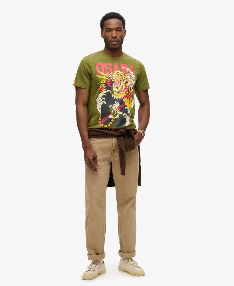 osaka 6 narrative t-shirt in kaki olijfgroen