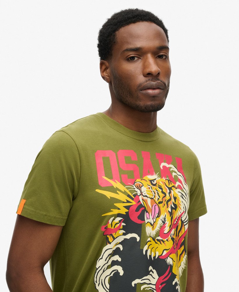 osaka 6 narrative t-shirt in kaki olijfgroen