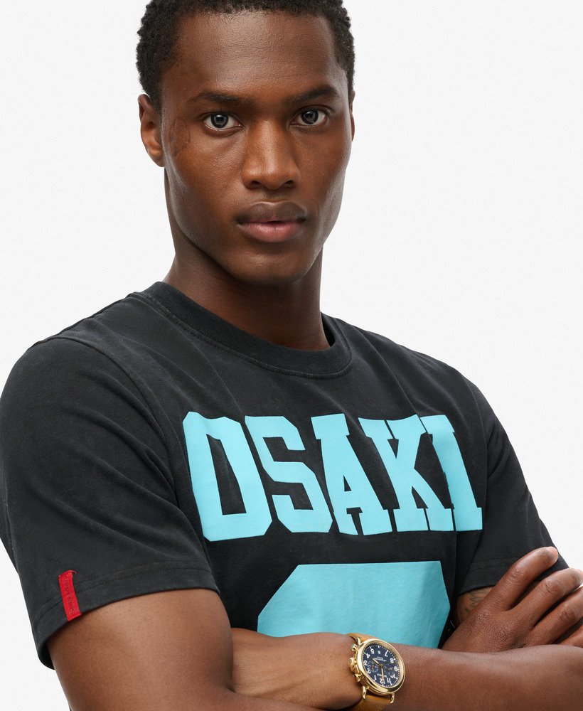 osaka 6 t-shirt met puffprint in gitzwart