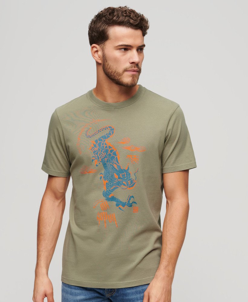 superdry x komodo kailash dragon t-shirt in licht kaki groen