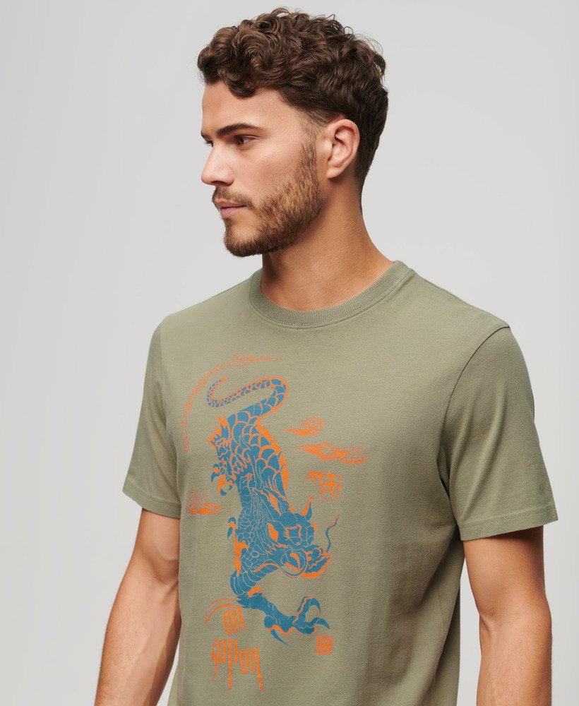superdry x komodo kailash dragon t-shirt in licht kaki groen