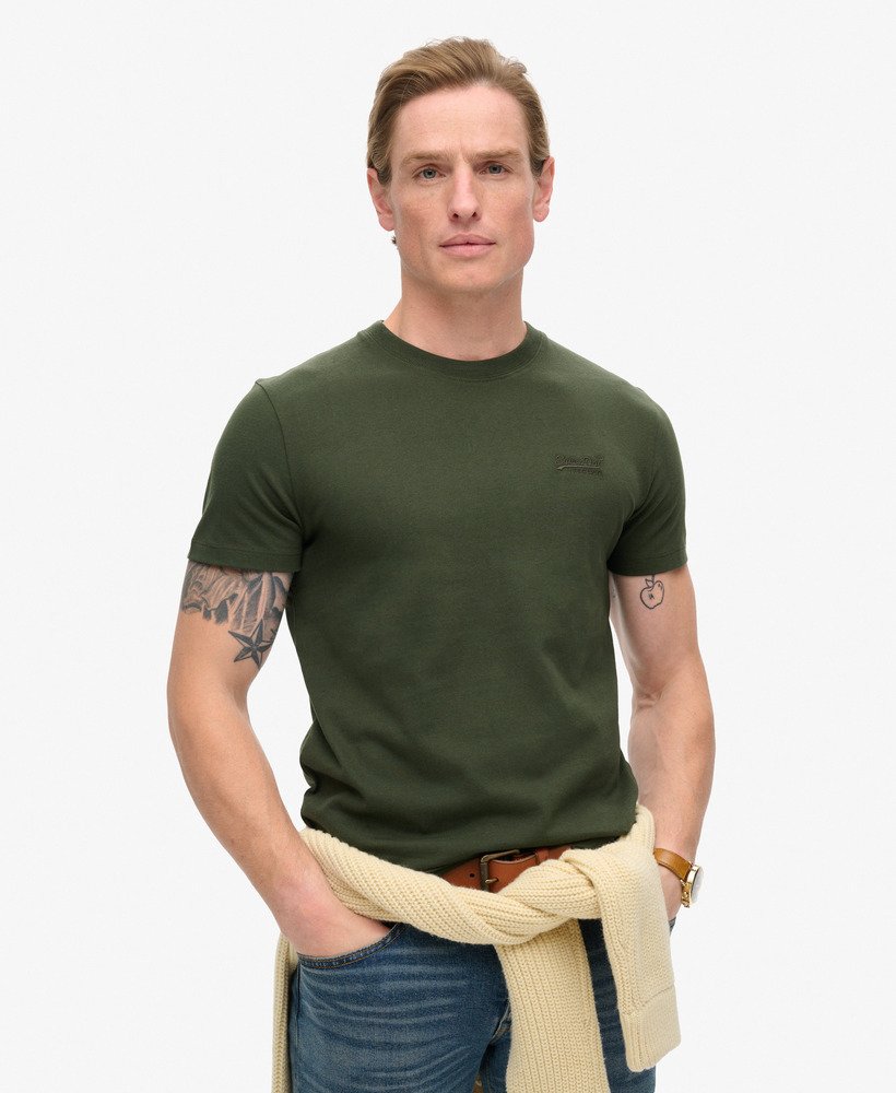 t-shirt met essential logo van biologisch katoen in een groene sporttas.