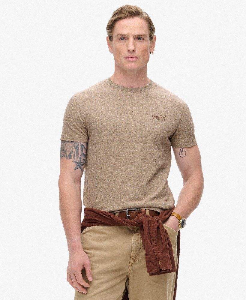 t-shirt met essential logo van biologisch katoen in de kleur desert sand feeder.