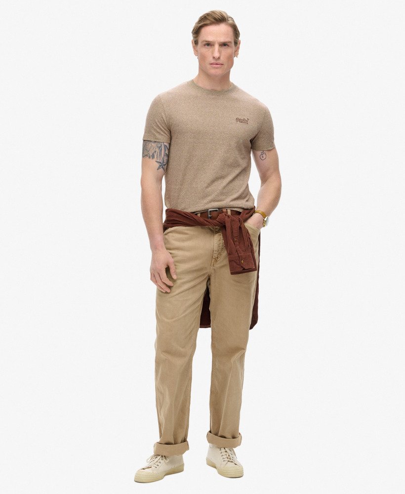 t-shirt met essential logo van biologisch katoen in de kleur desert sand feeder.