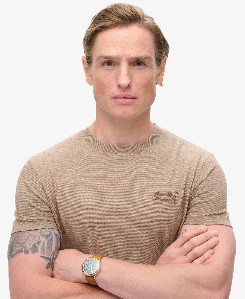 t-shirt met essential logo van biologisch katoen in de kleur desert sand feeder.