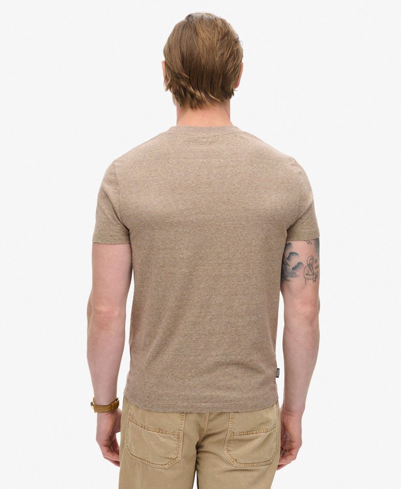 t-shirt met essential logo van biologisch katoen in de kleur desert sand feeder.