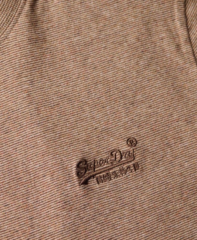 t-shirt met essential logo van biologisch katoen in de kleur desert sand feeder.