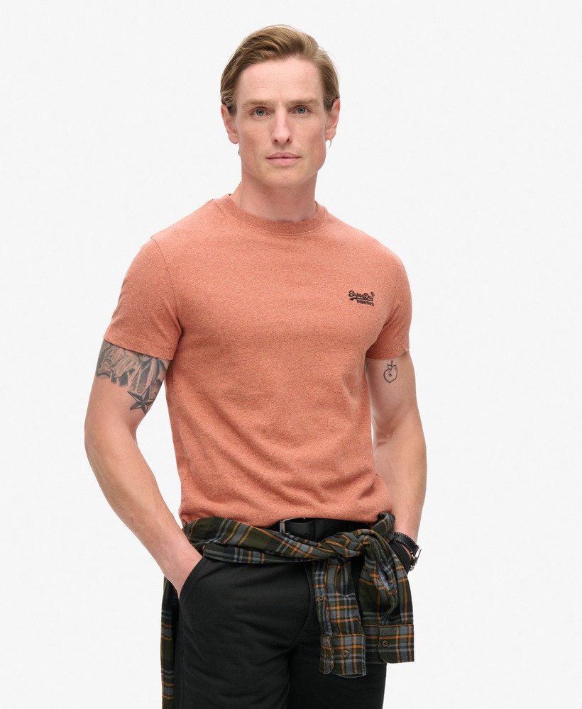 t-shirt met essential logo van biologisch katoen in fired orange grit.