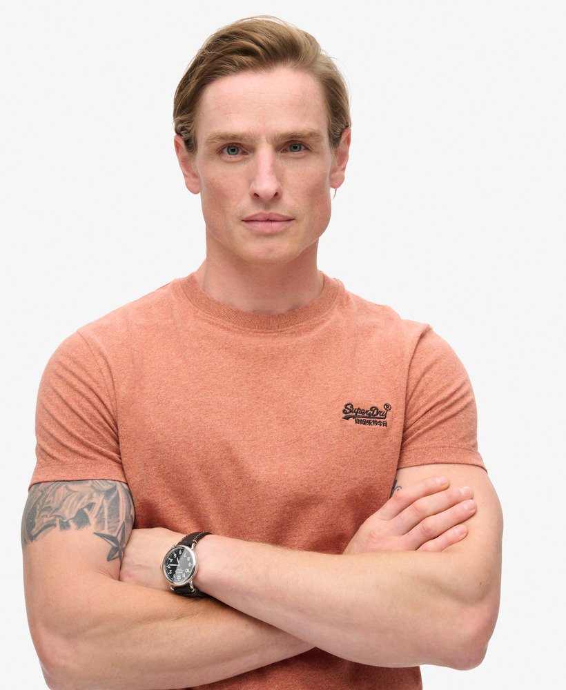 t-shirt met essential logo van biologisch katoen in fired orange grit.