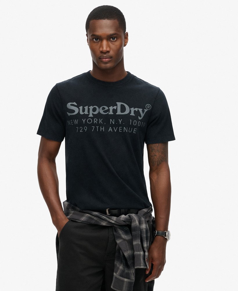 t-shirt met logo van de locatie in gitzwart