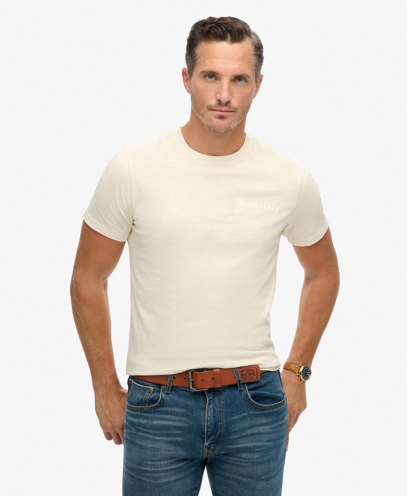 t-shirt met logo van de locatie in rijstwit