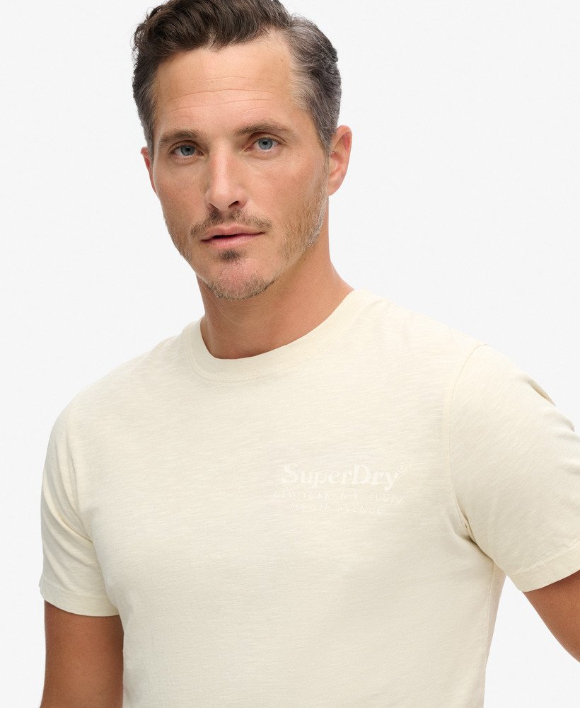 t-shirt met logo van de locatie in rijstwit