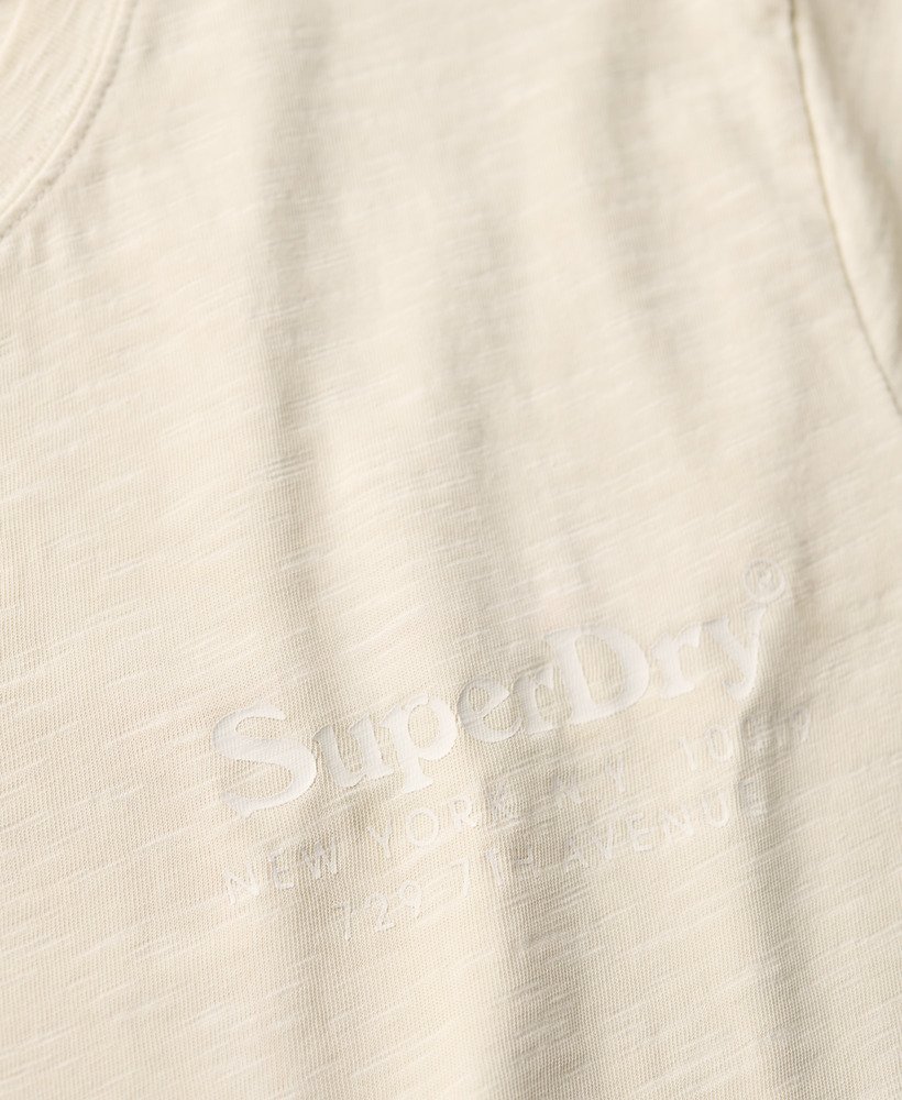t-shirt met logo van de locatie in rijstwit
