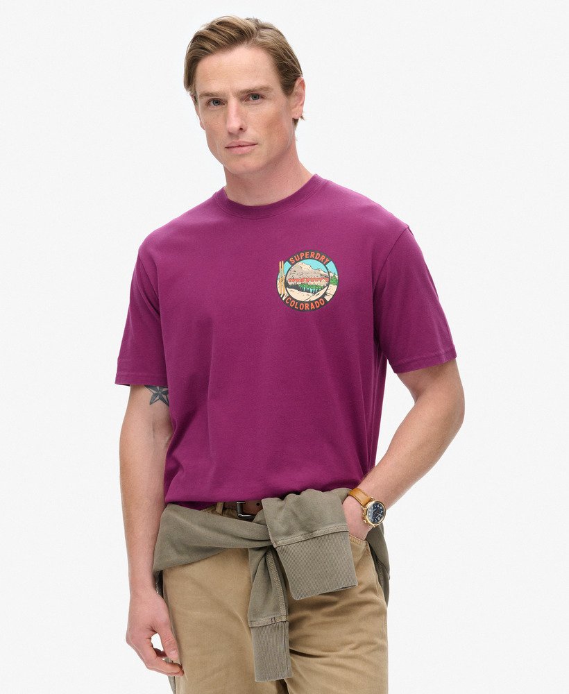 t-shirt met print van een reisansichtkaart op de borst in magenta paars