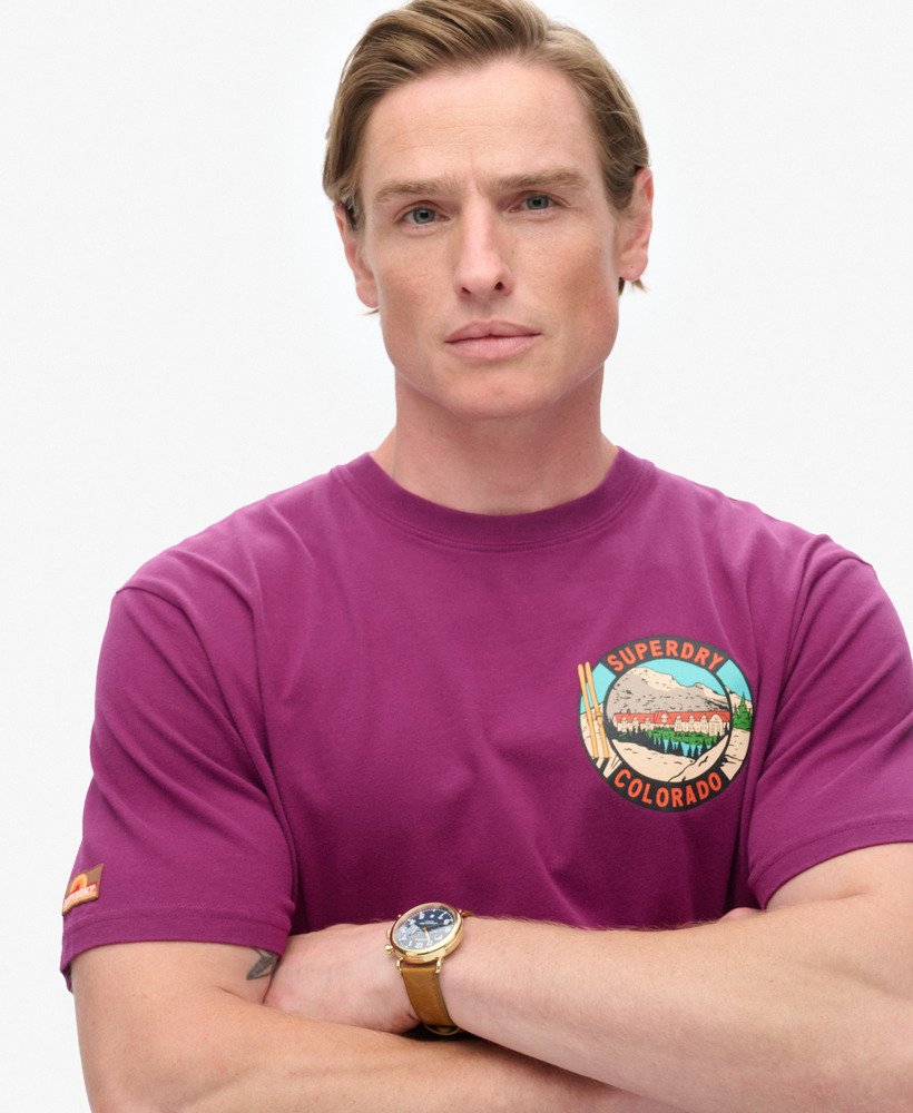t-shirt met print van een reisansichtkaart op de borst in magenta paars