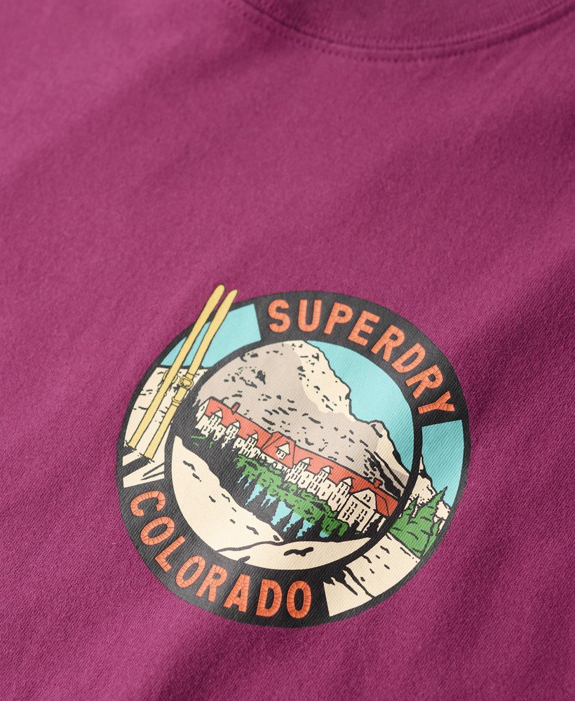 t-shirt met print van een reisansichtkaart op de borst in magenta paars