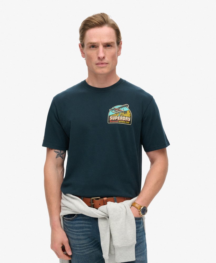 t-shirt met print van een reisansichtkaart op de borst in eclipse navy