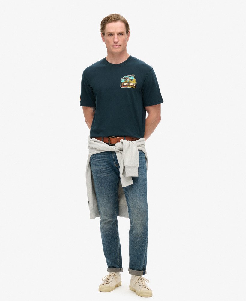 t-shirt met print van een reisansichtkaart op de borst in eclipse navy