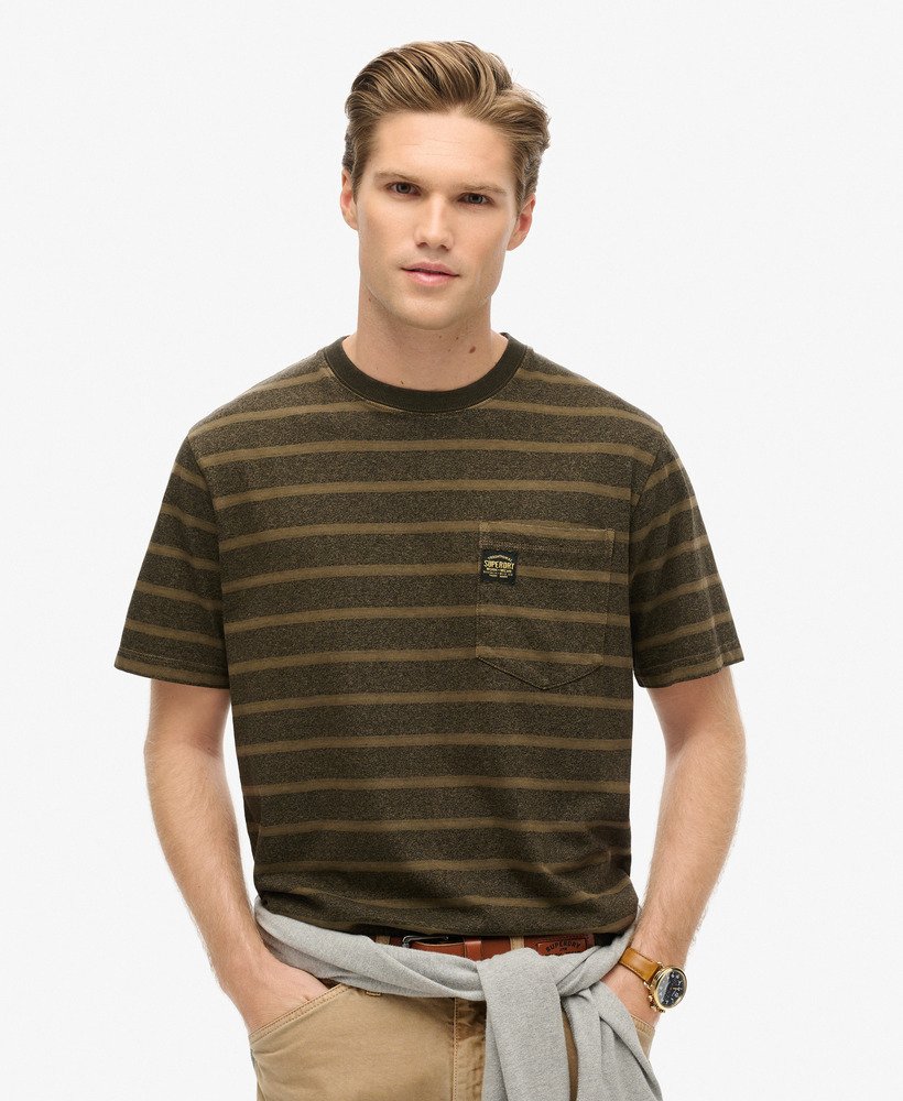 t-shirt met zakje en textuurstreep in donkergroene gewassen strandstijl.