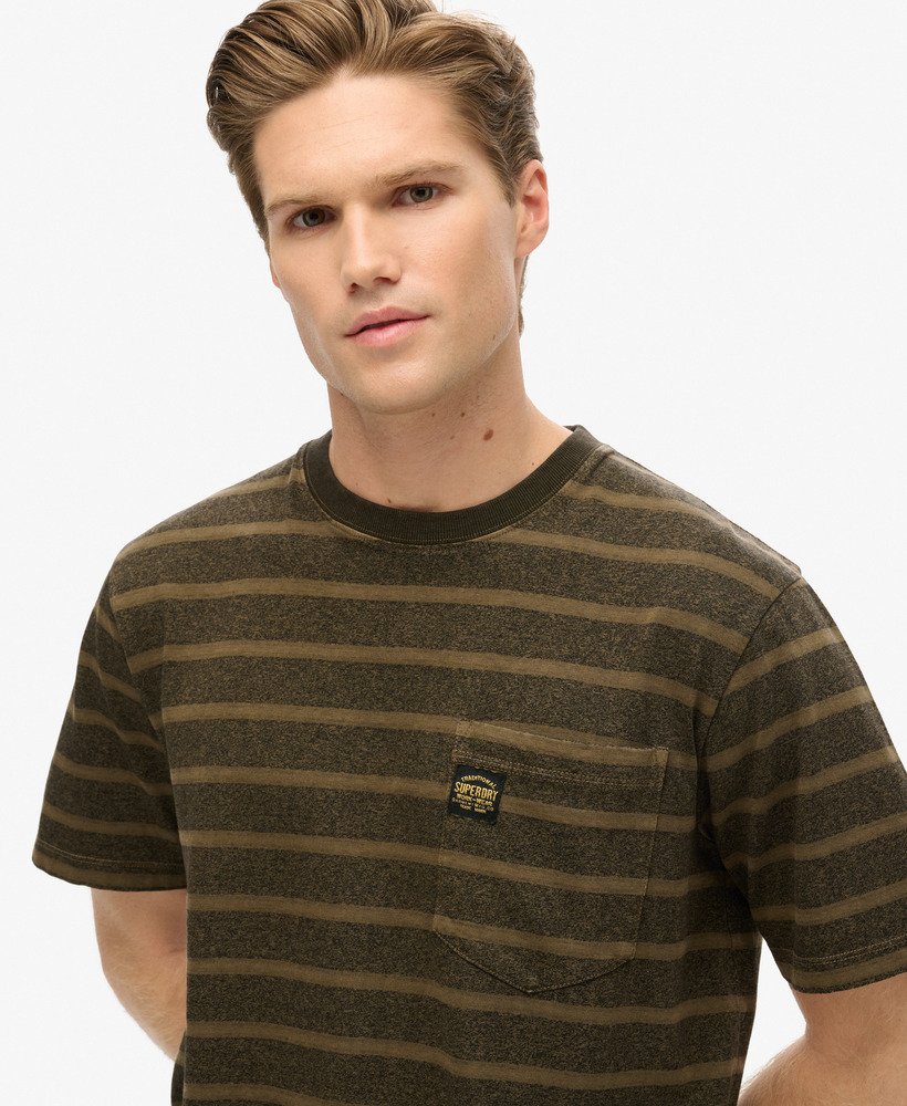 t-shirt met zakje en textuurstreep in donkergroene gewassen strandstijl.