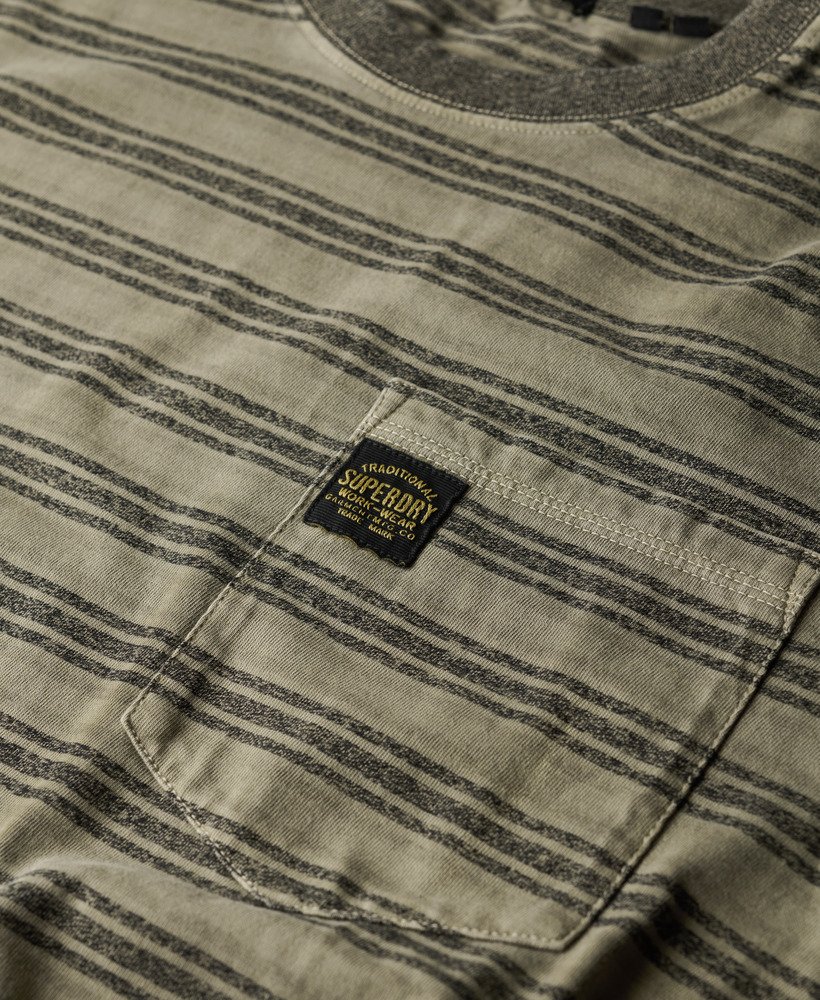 t-shirt met zakje en textuurstreep in gewassen olijfgroene kleur.