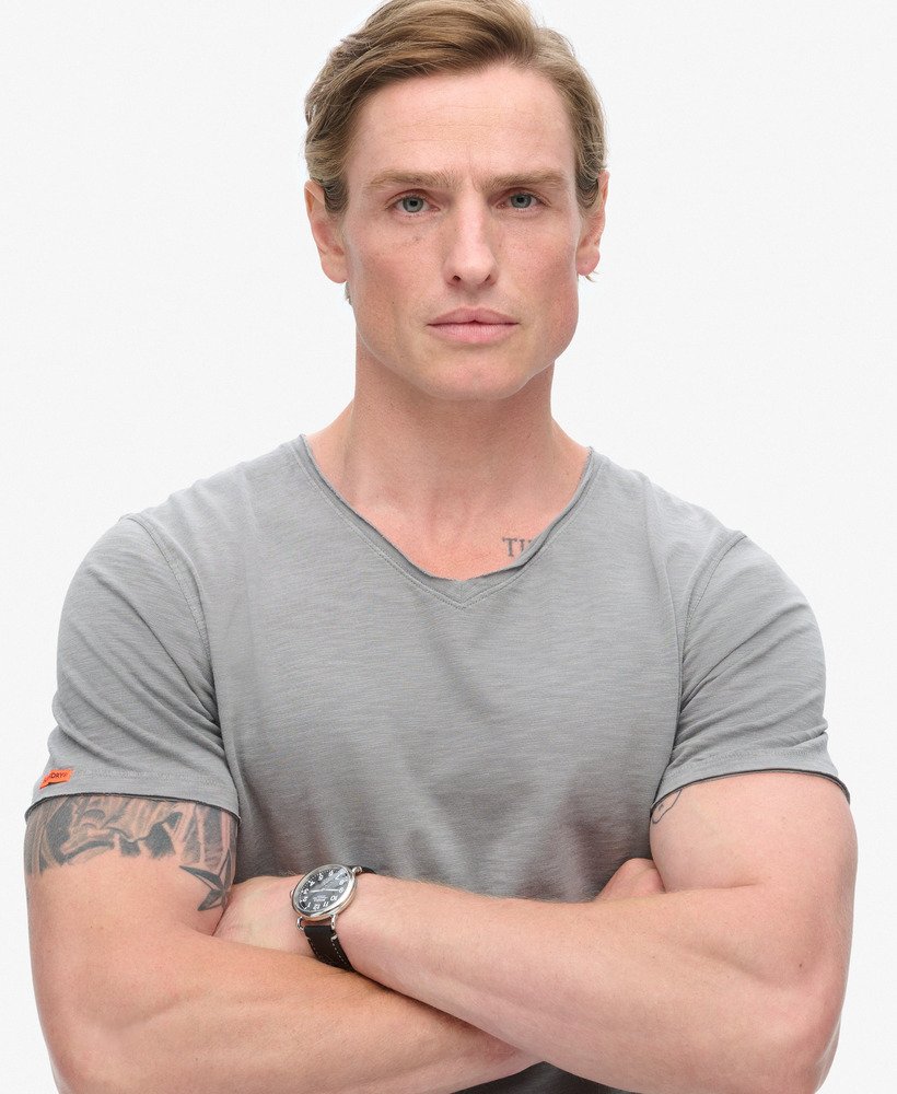 t-shirt met v-hals en rafelige rand in steeple grey
