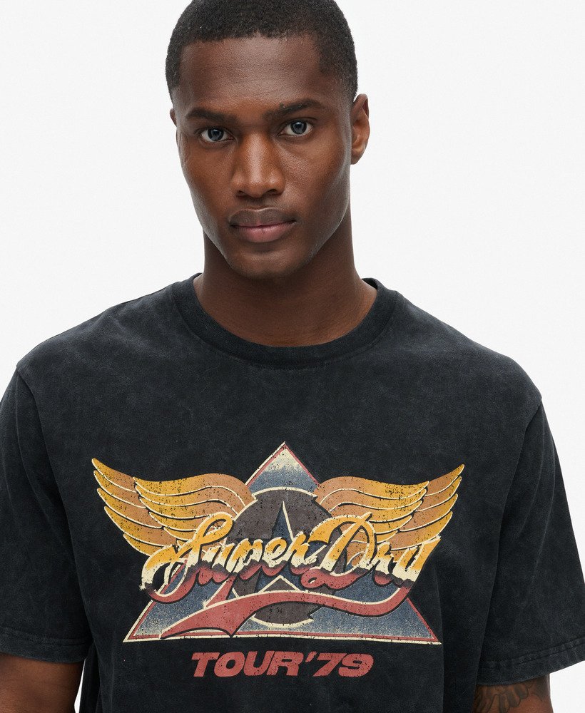 t-shirt met grafische print van een rockband uit de jaren 70 in gitzwart.