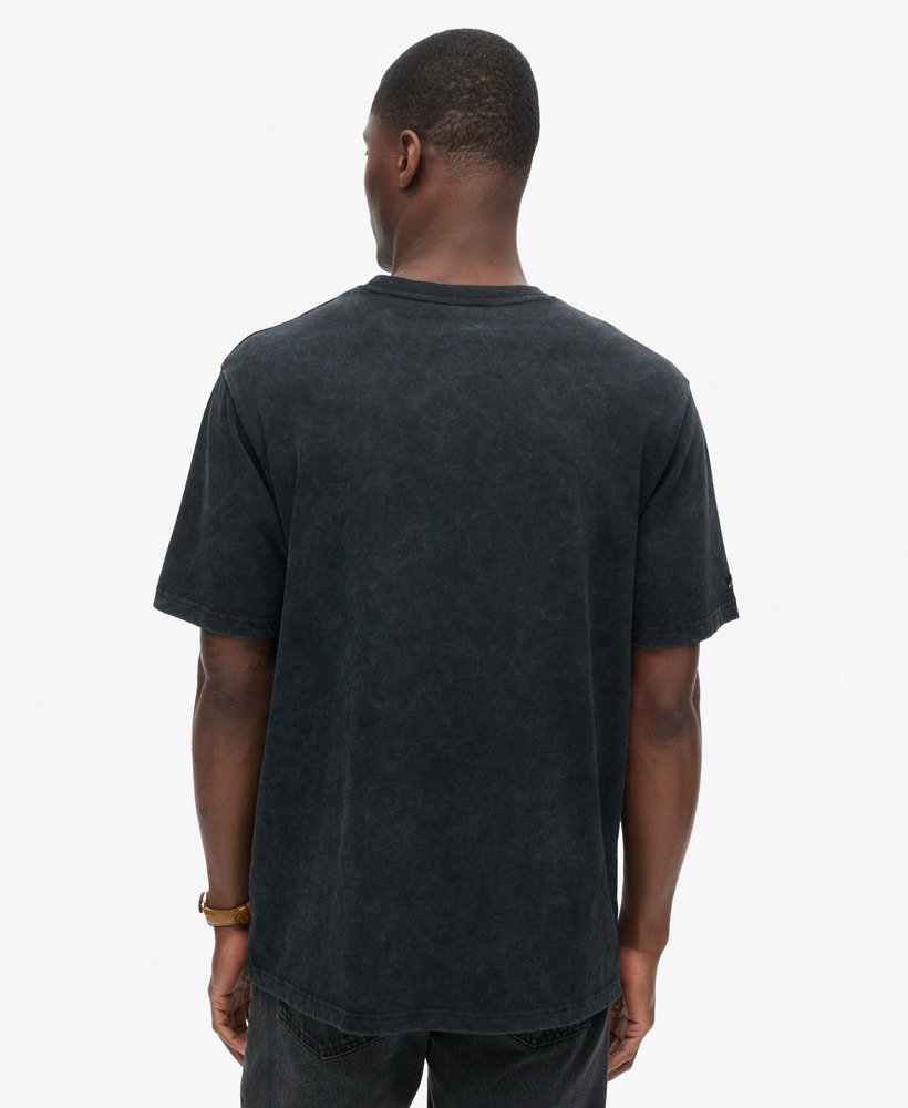 t-shirt met grafische print van een rockband uit de jaren 70 in gitzwart.