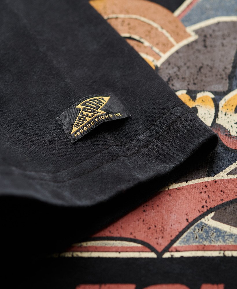 t-shirt met grafische print van een rockband uit de jaren 70 in gitzwart.