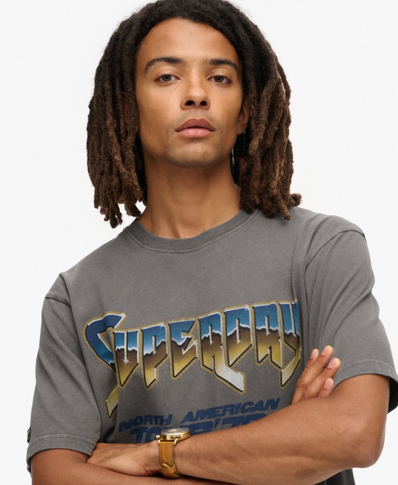 t-shirt met grafische print van een rockband uit de jaren 70 in donkergrijs.