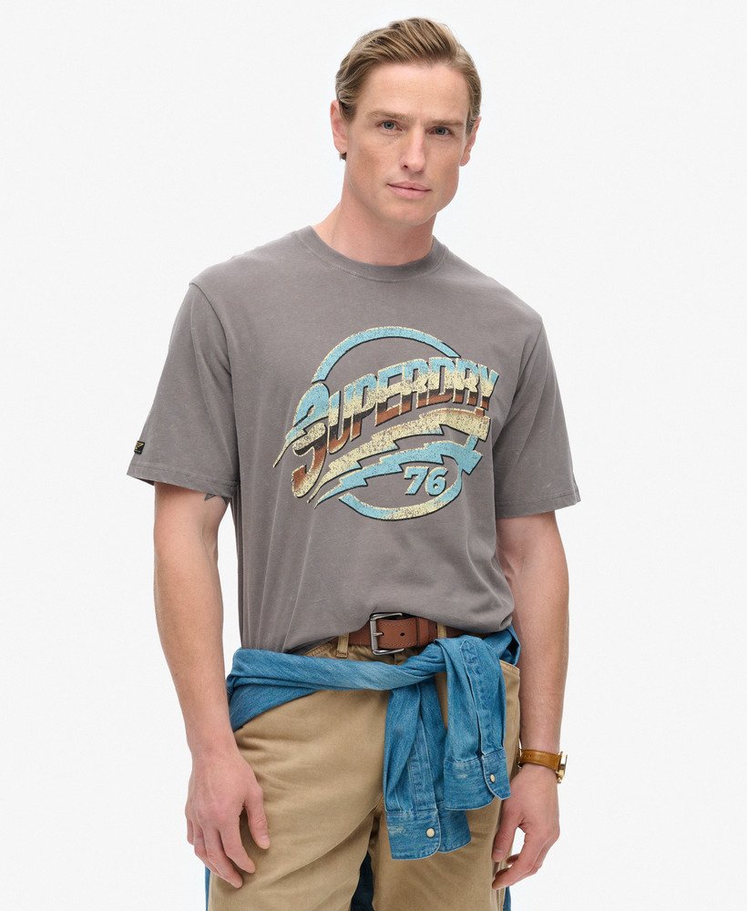 t-shirt met grafische print van een rockband uit de jaren 70 in donkergrijs.