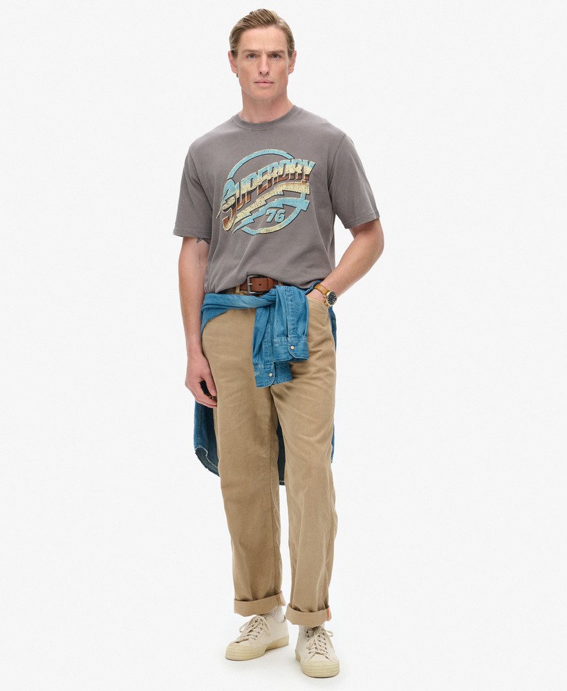 t-shirt met grafische print van een rockband uit de jaren 70 in donkergrijs.