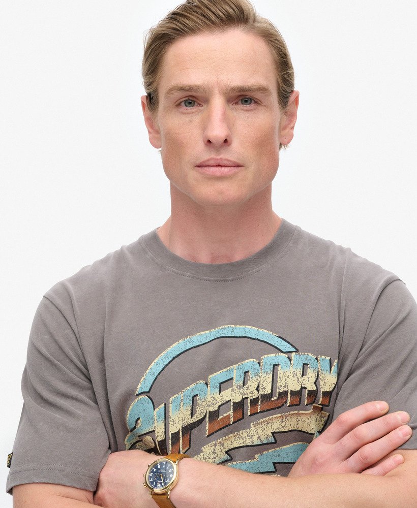 t-shirt met grafische print van een rockband uit de jaren 70 in donkergrijs.