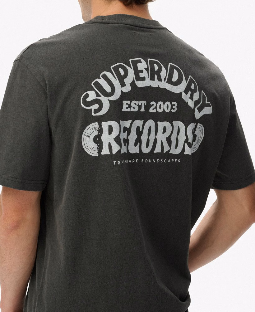 Oversized T-shirt van een platenlabel