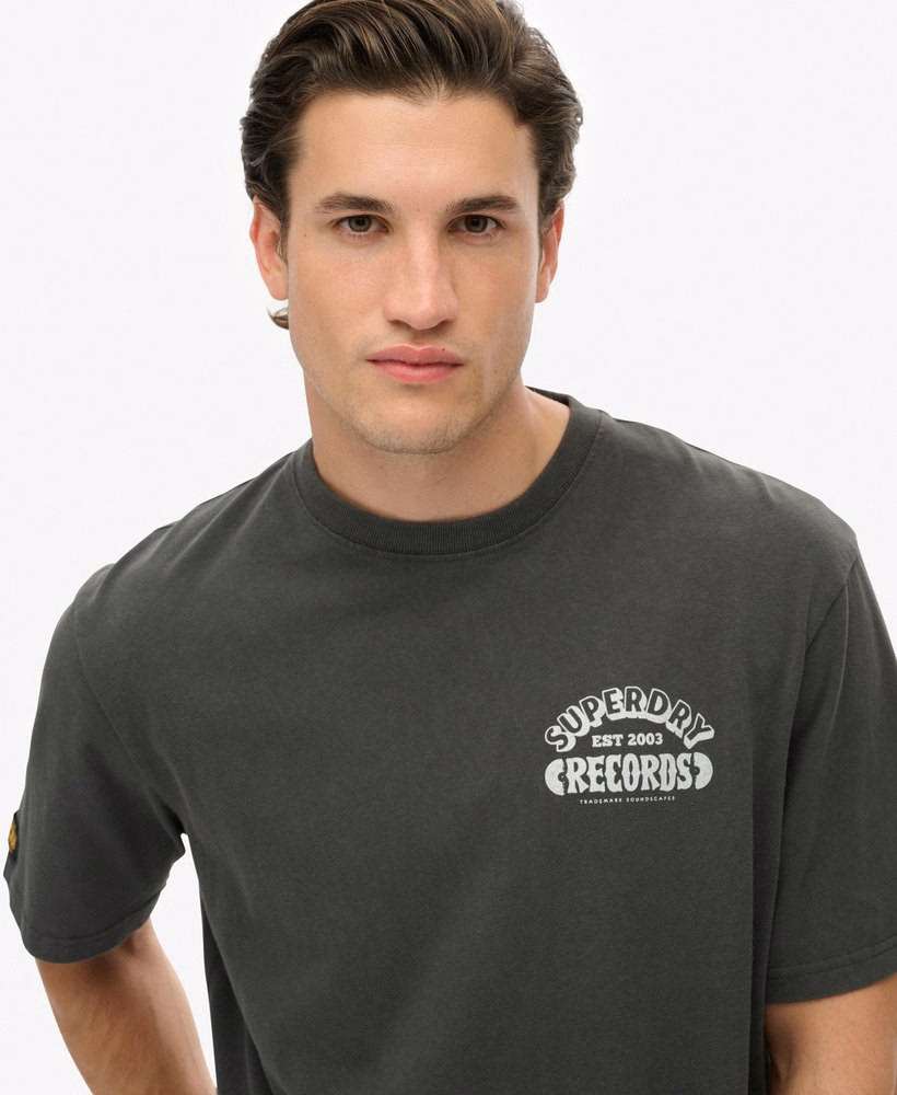 Oversized T-shirt van een platenlabel