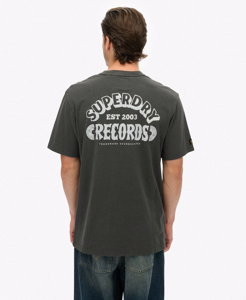 Oversized T-shirt van een platenlabel