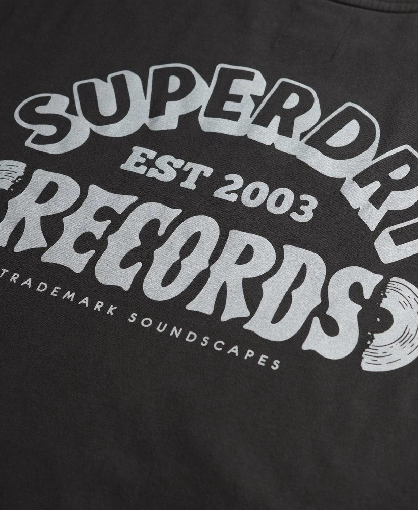 Oversized T-shirt van een platenlabel